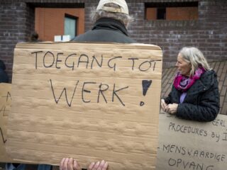 Tegen welke problemen lopen asielzoekers aan bij het zoeken naar werk?