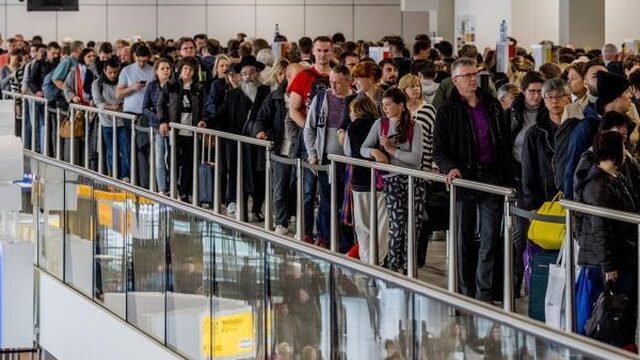 Schiphol geeft toe: het is te druk