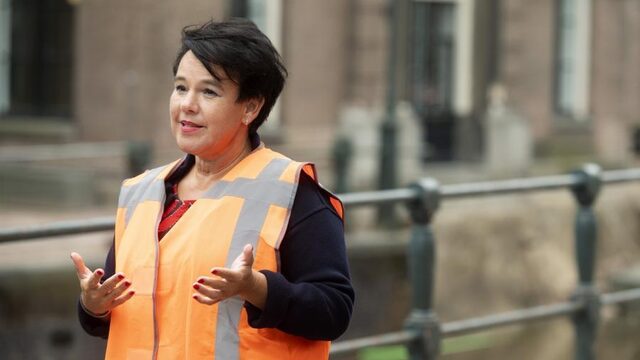 Kademuur aan de Grimburgwal in Amsterdam ingestort