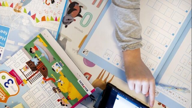 Kinderen in azc's geen onderwijs door gebrek aan wifi of laptop