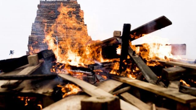 Vreugdevuur was 13 meter hoger dan toegestaan - maar niemand greep in