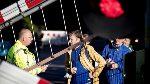Staatssecretaris Van Veldhoven prijst actie ProRail afsluiten spoorovergang Lunteren
