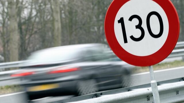 Uitstoot van CO2 omlaag? Dan de maximumsnelheid ook
