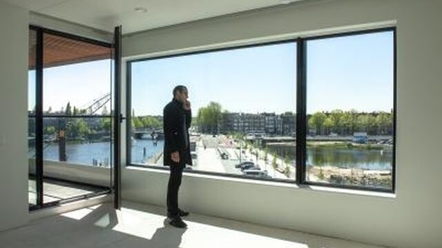 Slecht mobiel bereik in nieuwbouwhuizen: buiten op een bankje bellen