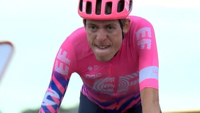 Carthy primus op Angliru, Carapaz herovert rode trui van Roglič