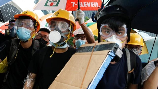 Nieuwe rellen Hongkong, parlementsgebouw geramd