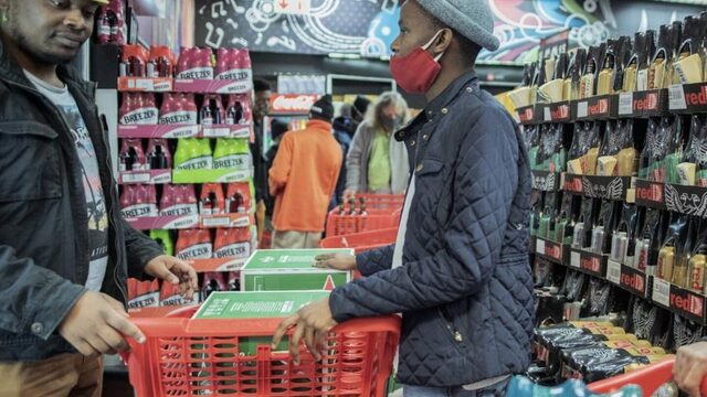 Zuid-Afrikanen in de rij bij drankwinkel voor eerste biertje in twee maanden