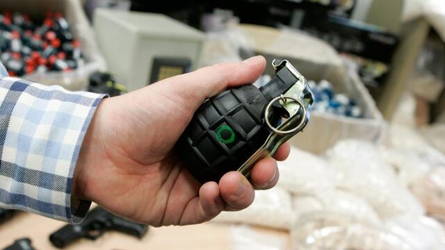 Podcast De Dag: Waar al die handgranaten vandaan komen