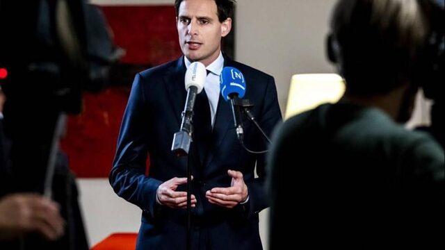 Stand.nl: 'Minister Hoekstra moet zijn poot stijf houden rondom de staatssteun aan KLM'
