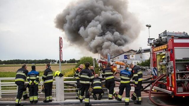 Grote brand bij Polderbaan Schiphol, geen hinder vliegverkeer