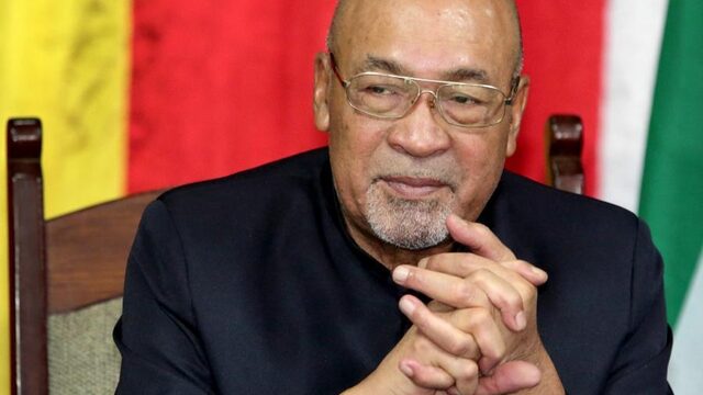 Stand.nl: De heldenontvangst van Bouterse in Suriname is shockerend