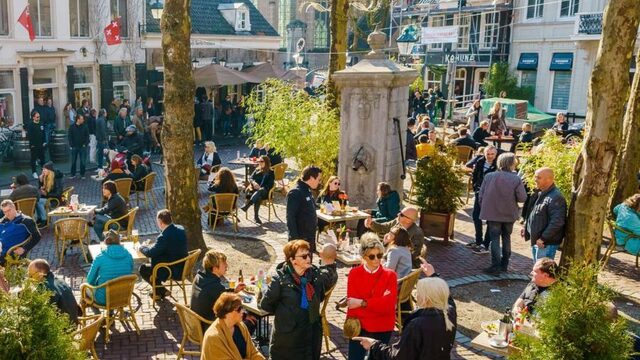 Horecaondernemers openen terrassen uit protest, handhaving grijpt snel in