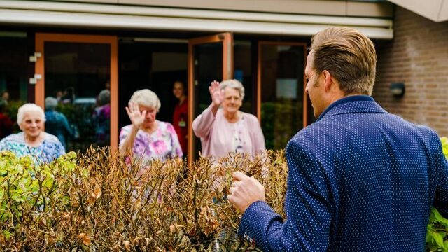Stichting daagt Staat voor sluiten verpleeghuizen bij één coronageval; ook ActiZ boos