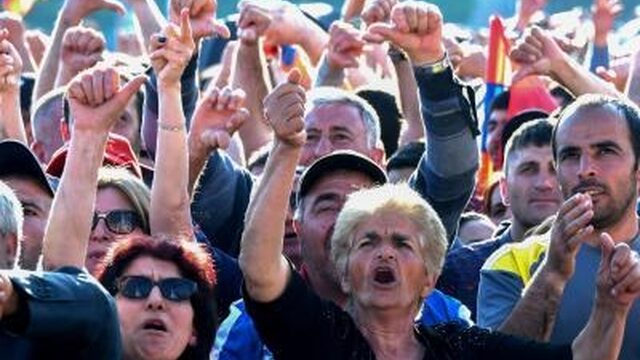 Oppositieleider Armenië waarschuwt voor 'politieke tsunami', protesten houden aan