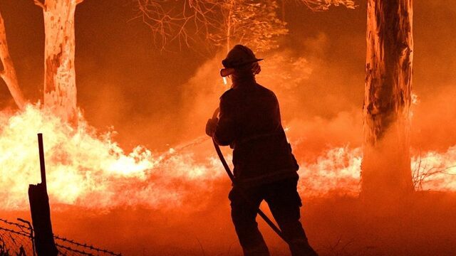 Podcast De Dag: brand bestrijden in Australië 'de adrenaline pompt m'n oren uit'