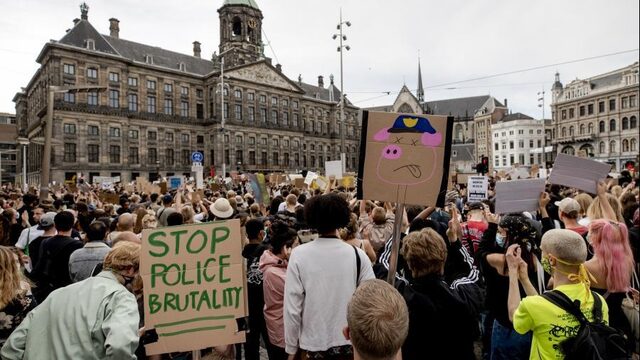 Waarom klom Halsema niet op het podium tijdens demonstratie?