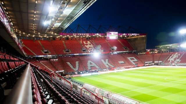 Wie zit er op de tribune bij de start van de eredivisie?