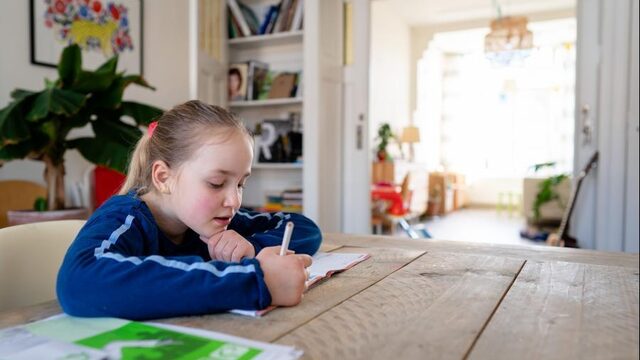Stand.nl: Het is onvermijdelijk dat leerverschillen groter worden door thuis les te geven