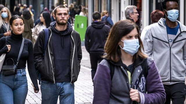 Epidemioloog Arnold Bosman: 'Mondkapjes op straat, winkels en scholen'