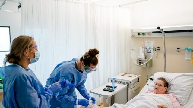 Moet ook Nederland de tweede vaccindosis uitstellen? 'Het is een duivels dilemma'