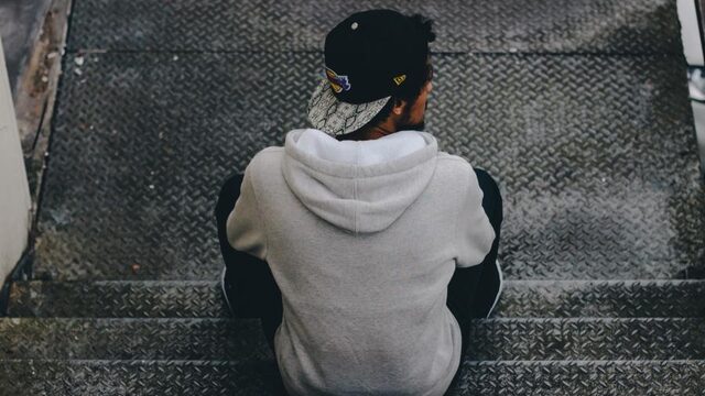 Stand.nl: Ouders moeten hun ontspoorde kinderen aangeven bij de politie