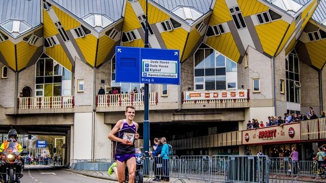 Marathon Rotterdam zet tegen hitteberoertes koelbad in bij finish