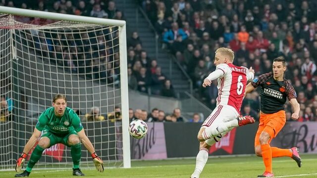 Ajax wint met 1-0 van PSV, ondanks uitvallen van drie spelers