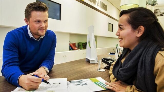 Dichtstbijzijnde bankfiliaal 40 km verderop: hoe doe je dat als je niet mobiel bent?