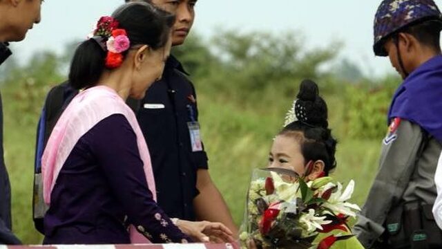 Aung San Suu Kyi bezoekt Rohingya-gebied