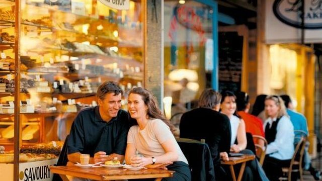 Hoe hippe koffietentjes de oude bewoners verdringen