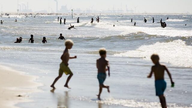 Afkoelen in de zee: 'Ga nooit alleen en neem iets mee dat drijft'