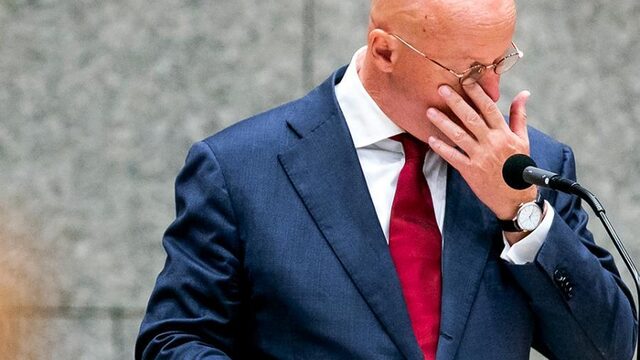 Geëmotioneerde Grapperhaus maakt opnieuw excuses voor niet naleven coronaregels tijdens bruiloft