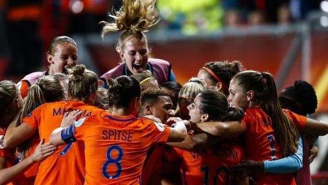 Oranje Leeuwinnen schrijven geschiedenis: met 3-0 door naar de EK-finale