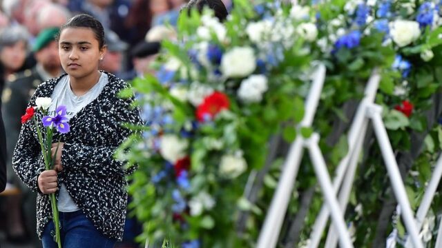 Podcast De Dag: Waarom tijdens de Dodenherdenking niet iedereen twee minuten stil is