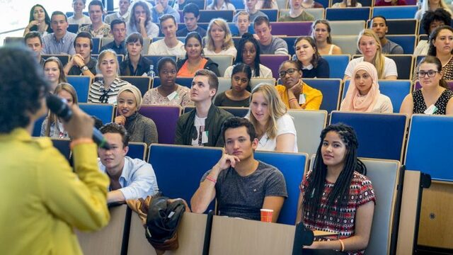 Minister Van Engelshoven wil af van bindend studieadvies voor eerstejaars