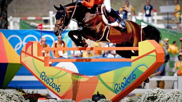 Ruiter Van der Vleuten springt ondanks dodelijk virus 'gewoon' in Qatar
