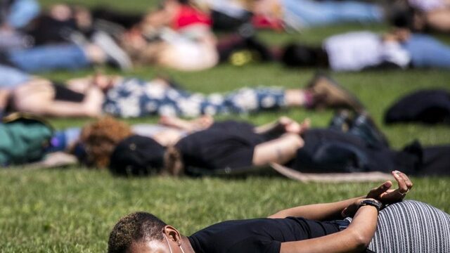 Podcast De Zomerdag: Het 'gesprek' - wat ouders hun gekleurde kinderen leren