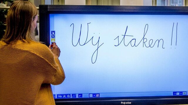 Onderwijsstaking gaat toch door, zegt AOb, voorzitter stapt op