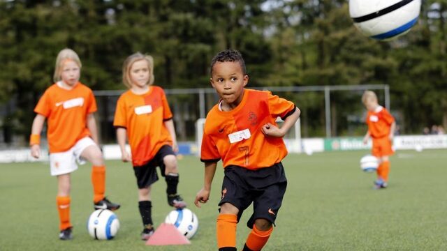 'Herkennen voetbaltalent onder de 12 jaar is een loterij'