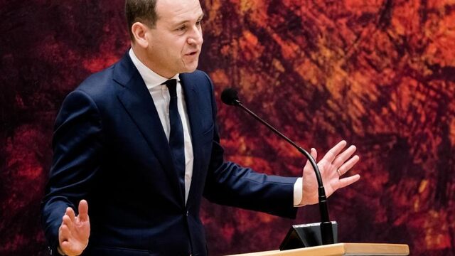 Asscher (PvdA) over KLM: 'Het is gênant dat een ruzie zo uit de hand loopt en dat het zo moeilijk was om salaris in te leveren'