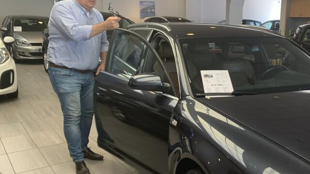 Verkoop van gebruikte auto's door ov-mijders in de lift