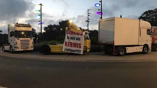 Kermisexploitanten demonstreren en blokkeren Mediapark in Hilversum