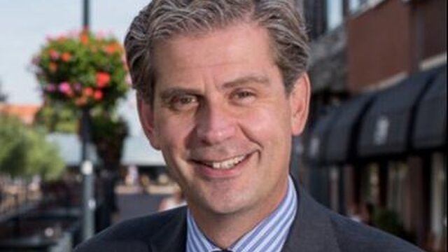 Petje af: Burgemeester Dordrecht gaat het gesprek aan op Twitter