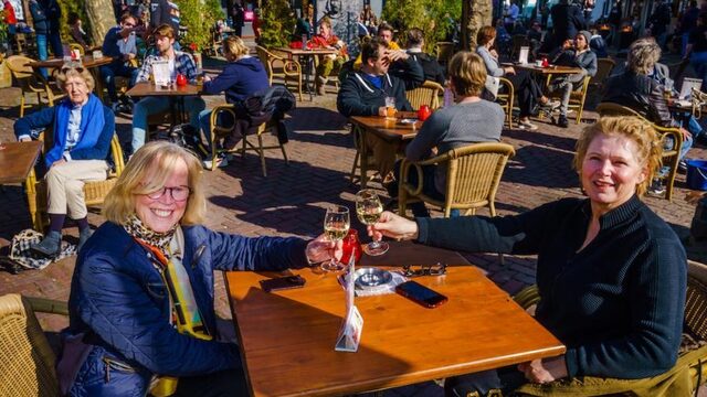 Deze zomer alleen terrassen na een negatieve coronatest? 5 vragen over het testen voor toegang