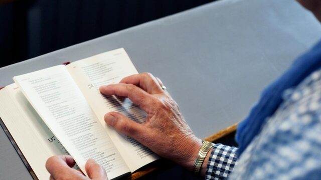 Nog even en de Bijbel is ook te 'lezen' in Nederlandse gebarentaal