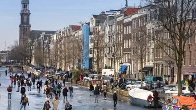 De wereld kijkt toe hoe Nederland op de grachten schaatst