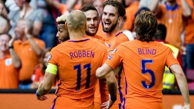Oranje houdt met 3-1 winst zicht op het WK