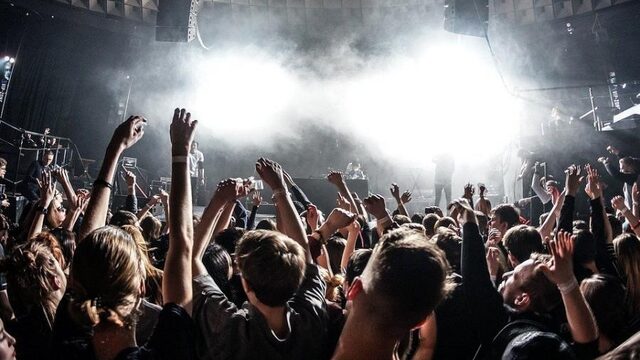 'Gooi de nachtclubs open in de strijd tegen illegale feesten'