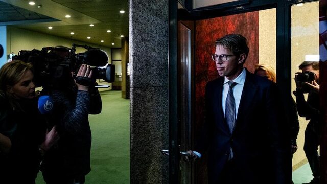 Meerderheid houdt vertrouwen in Dekker na beladen debat over zaak-Faber
