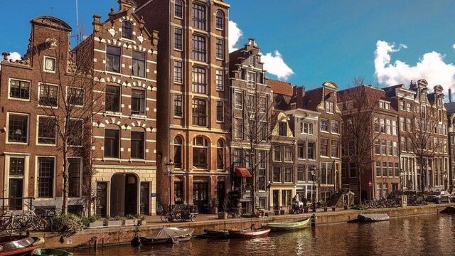 'Drie kabinetten Rutte hebben toch flink liggen slapen,' aldus Kees van Amstel over woningtekort